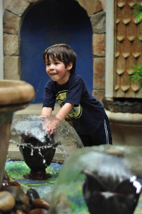 Dylan, o Aprendiz de Viajante, se diverte em fonte em Longwood Gardens, na Pennsylvania - Estados Unidos